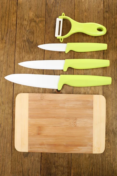 Кухонні ножі та обробна дошка на дерев'яному столі — стокове фото