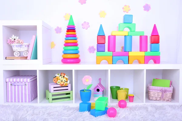 Jouets en plastique coloré dans la chambre des enfants — Photo