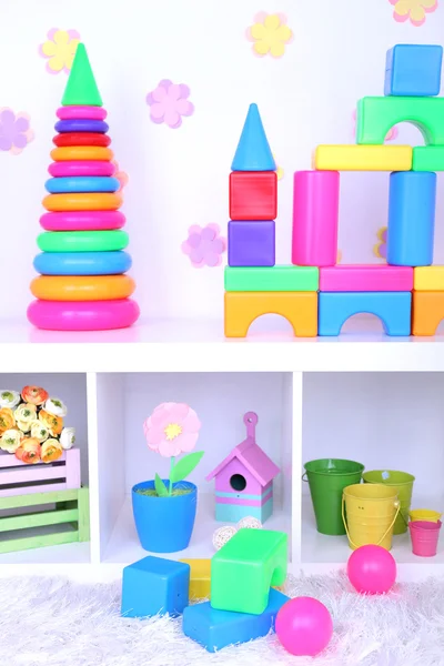 Coloridos juguetes de plástico en la habitación de los niños — Foto de Stock