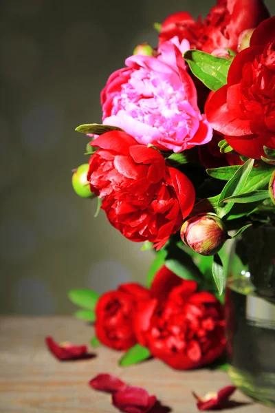 Hermosas peonías rosadas en jarrón sobre fondo claro —  Fotos de Stock