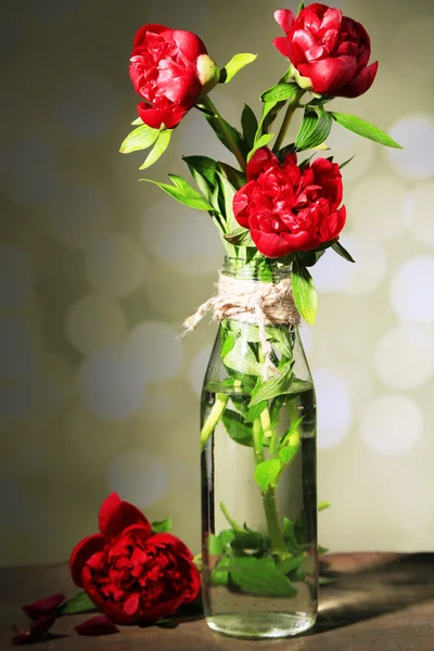Красивые розовые пионы в вазе на светлом фоне — стоковое фото