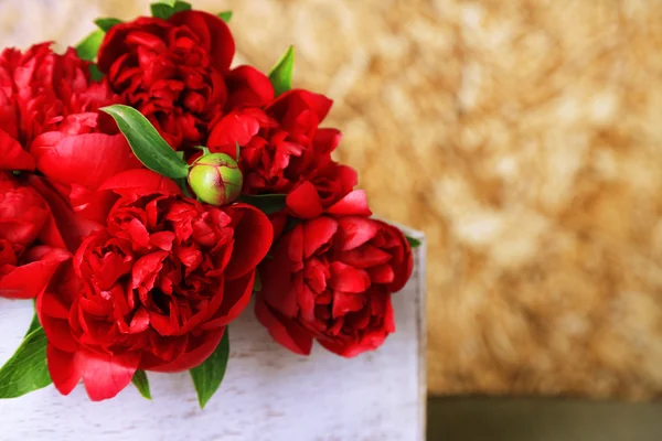 Hermosas peonías rosadas sobre fondo de pared marrón —  Fotos de Stock