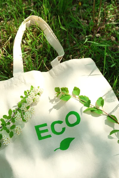 Öko-Tasche auf grünem Gras, im Freien — Stockfoto