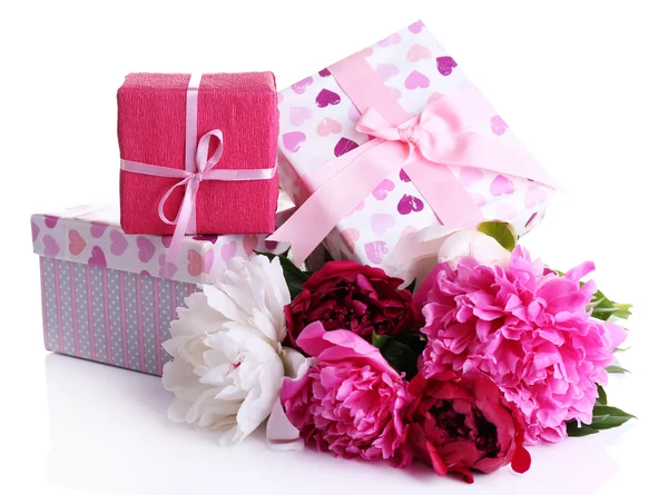 Belle peonie e confezioni regalo, isolate su bianco — Foto Stock