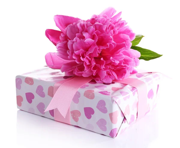 Üzerinde beyaz izole güzel peony çiçek ve hediye kutusu — Stok fotoğraf