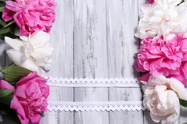 木製の背景の色に美しいピンクと白牡丹 — ストック写真