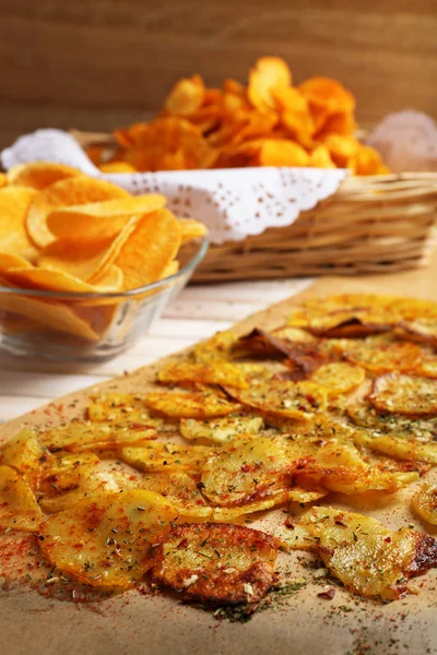 Homemade potato chips on wooden table — Stock Photo, Image