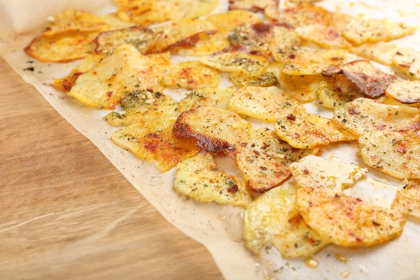 Homemade potato chips on wooden table — Stock Photo, Image