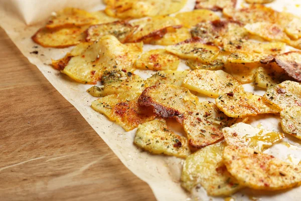 Patatas fritas caseras en mesa de madera —  Fotos de Stock