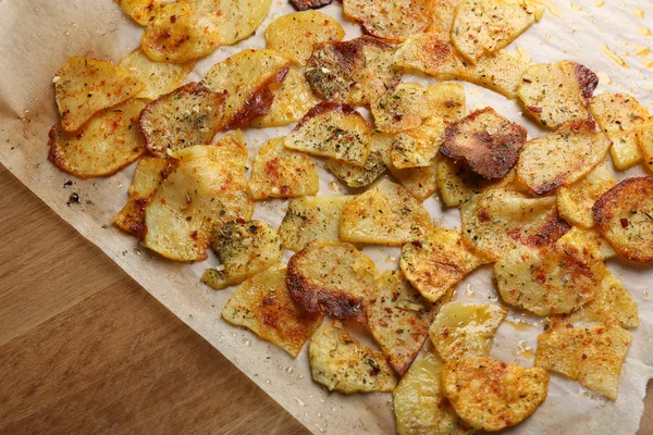 Homemade aardappel chips op houten tafel — Stockfoto