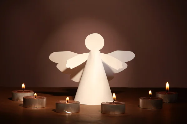 Vánoční anděl se svíčkami na tmavém pozadí — Stock fotografie