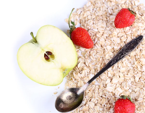 Manzana y fresas con harina de avena y cucharas vintage, aisladas en blanco — Foto de Stock