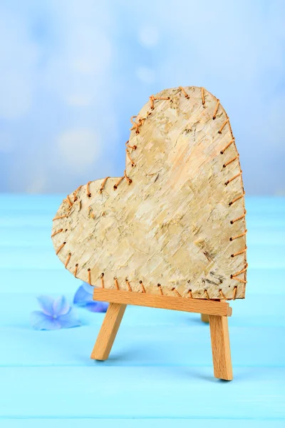 Güzel kalp küçük dekoratif şövale üzerinde mavi arka plan — Stok fotoğraf