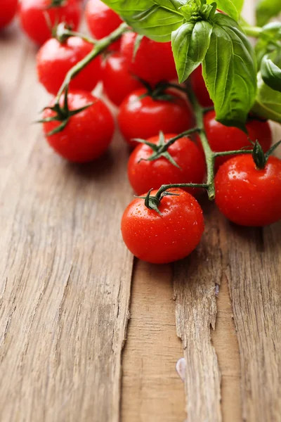 Tomates cherry frescos en mesa de madera vieja — Foto de Stock