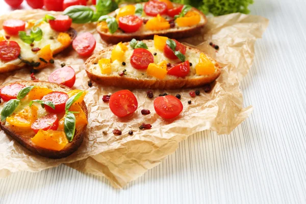 Sabrosa bruschetta con tomates, en la mesa — Foto de Stock