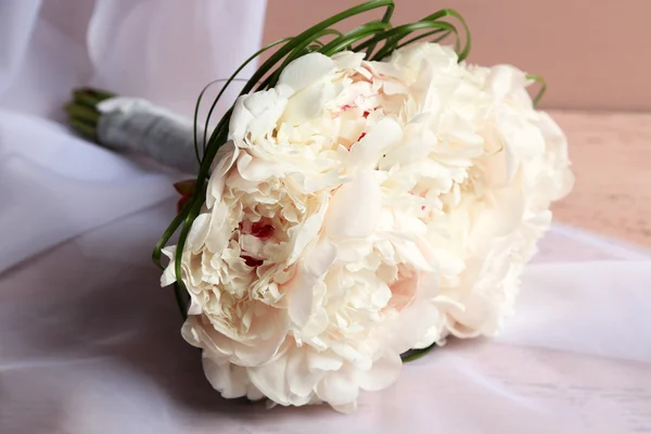 Beautiful wedding bouquet on  color wooden background — Stock Photo, Image