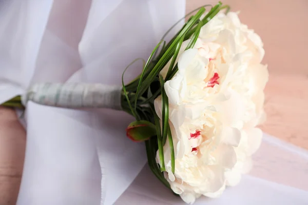 Beautiful wedding bouquet on  color wooden background — Stock Photo, Image