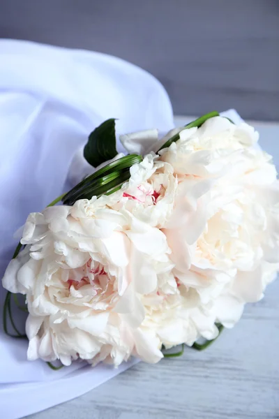 Krásné svatební kytice na barevné dřevěné pozadí — Stock fotografie