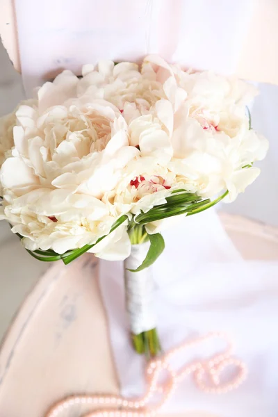 Bellissimo bouquet da sposa su sedia in legno su sfondo chiaro — Foto Stock