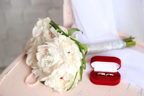 在木椅上明亮的背景上的美丽婚礼花束 — 图库照片