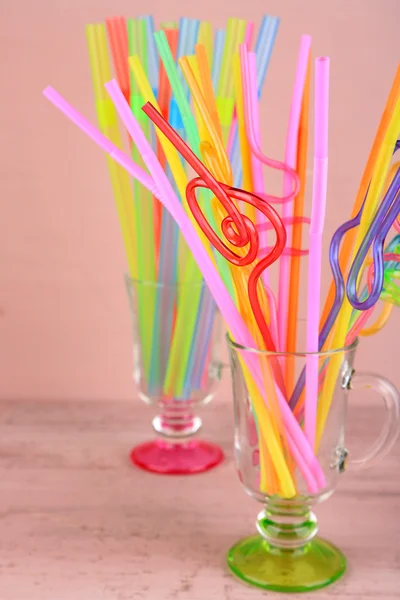 Pajitas en gafas sobre fondo rosa — Foto de Stock