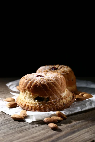 Leckere Kuchen auf dem Tisch auf schwarzem Hintergrund — Stockfoto