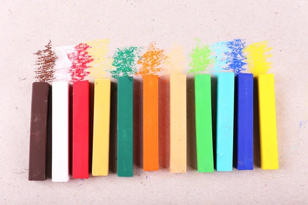 Pastels craie colorée sur fond de papier couleur — Photo