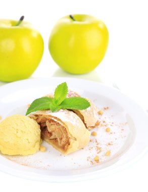 nane yaprakları ve dondurma plaka üzerinde beyaz izole lezzetli ev yapımı strudel
