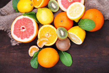 egzotik meyve renk ahşap zemin üzerine yeşil yaprakları ile