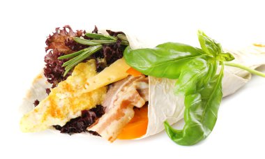 tavuk ve üzerinde beyaz izole taze sebze sebzeli sarma dolu