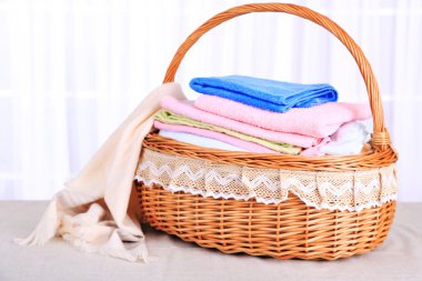 Sepette ışık arka plan üzerinde renkli havlu