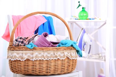 sandalye üzerinde açık renkli sepetteki renkli elbise