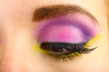 güzel göz ile parlak bir makyaj, yakın çekim
