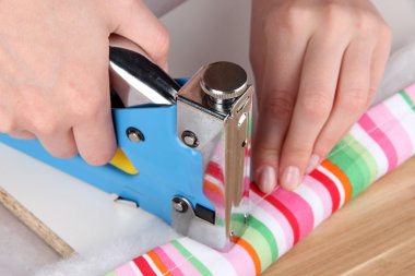 kumaş ve kurulu inşaat zımba kullanarak bağlama