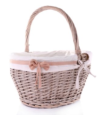 Boş hasır sepet beyaza izole edildi