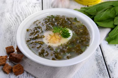 kuzukulağı üzerinde tablo yakın çekim yeşil çorba, lezzetli