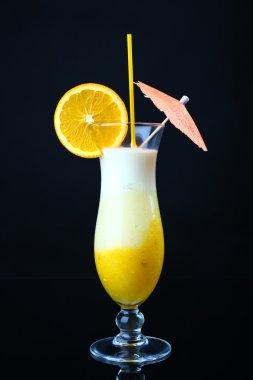 lezzetli meyve yüzlü siyah arka plan üzerine