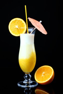 lezzetli meyve yüzlü siyah arka plan üzerine