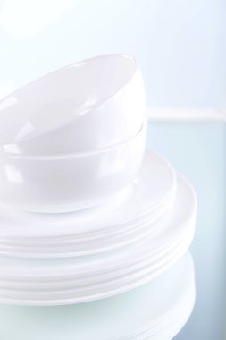 Tablo ışık arka plan üzerinde beyaz tabak ayarlama