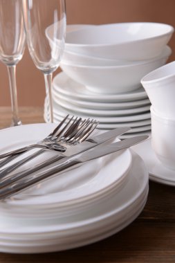 Tablo kahverengi zemin üzerine beyaz tabak ayarlama