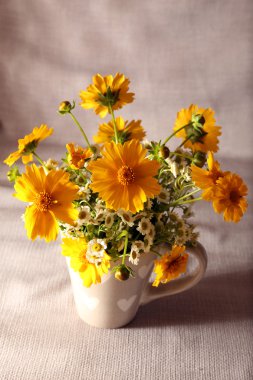 테이블에 아름 다운 야생 꽃