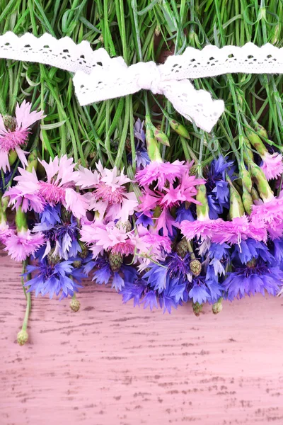 Buchet frumos cu panglică de dantelă pe fundal din lemn — Fotografie, imagine de stoc