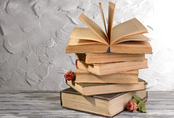 Libros antiguos sobre mesa sobre fondo gris —  Fotos de Stock