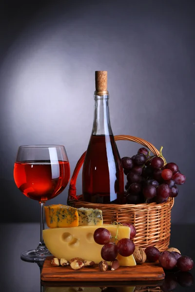 Pink wine, grapes and cheese on grey background — Stock Photo, Image