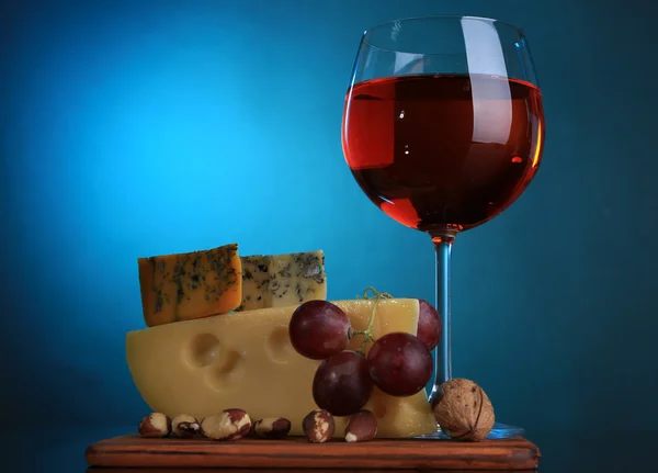 Pink wine, grapes and cheese on colorful background — Stock Photo, Image