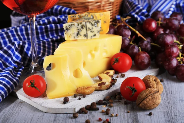 Different kinds of cheese with wine on table close-up — Stock Photo, Image