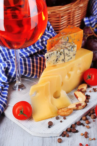 Verschiedene Käsesorten mit Wein auf dem Tisch aus nächster Nähe — Stockfoto