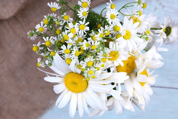 Mooi boeket van margrieten op houten achtergrond — Stockfoto