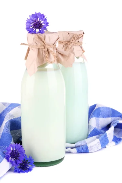 Garrafas com leite e flores de milho, isoladas sobre branco — Fotografia de Stock