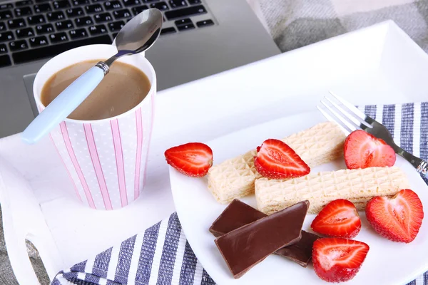 노트북 및 나무 쟁반에 맛 있는 아침 식사 구성 클로즈업 — 스톡 사진